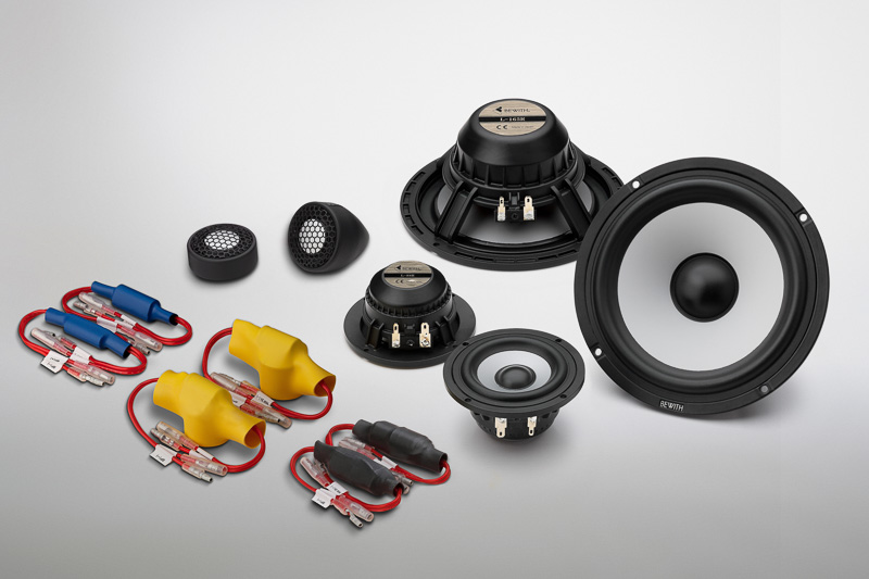 16.5cmセパレート3ウェイシステム「Reference AM Trio」（税別14万8000円）