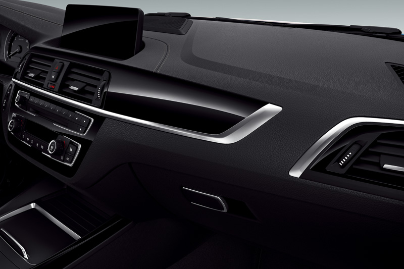 専用色のダコタ・レザー・シートなどを採用