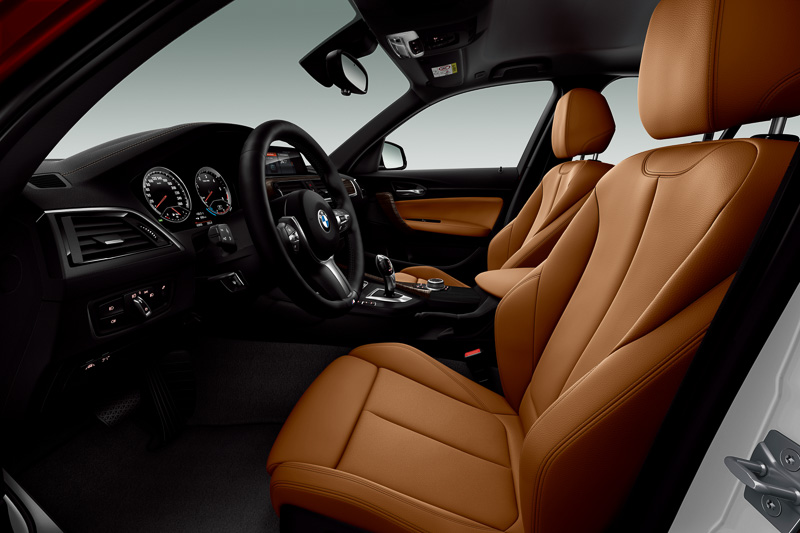 専用色のダコタ・レザー・シートなどを採用