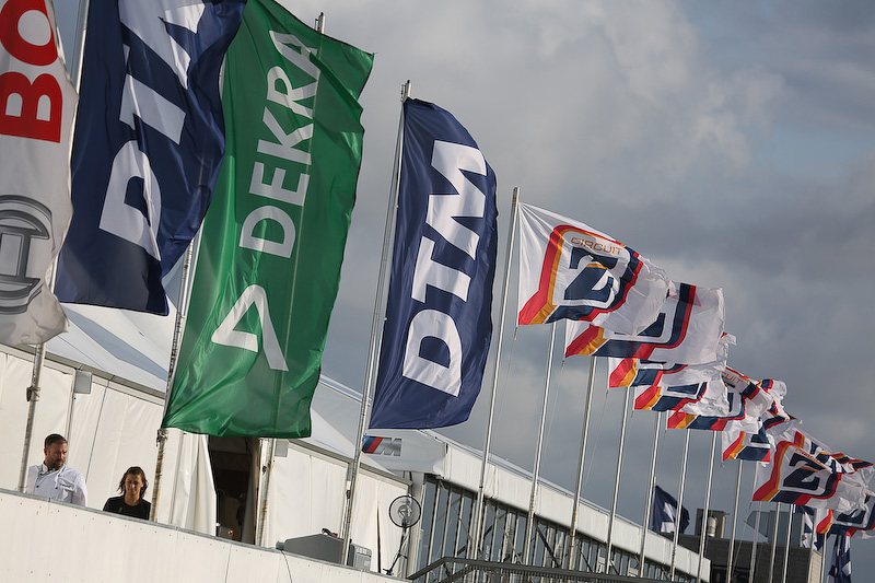 すぐ近くに海岸があるザントフォールト・サーキットとDTMのイメージ