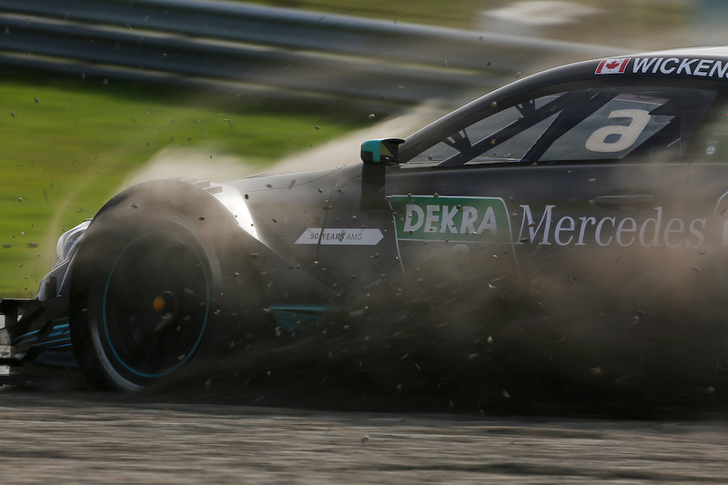 1回目のフリー走行でサンドトラップに足をとられる2016年のザントフォールトレース1の勝者、ロバート・ウィッケンス選手（Mercedes-AMG Motorsport Mercedes me）