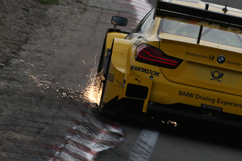 火花を散らすフリー走行1回目のBMW ティモ・グロック選手（BMW Team RMR）