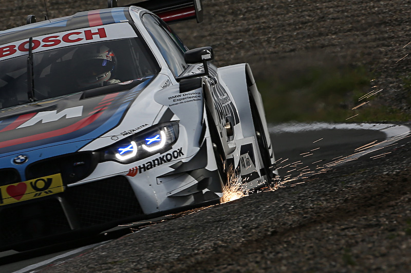 火花を散らすフリー走行2回目のBMW トム・ブロンクビスト選手（BMW Team RMR）