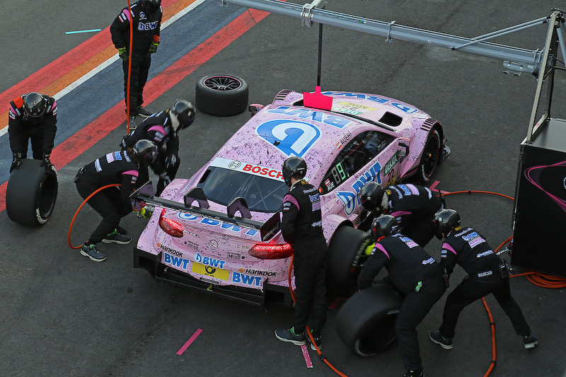 フリー走行3回目のピット作業ほか