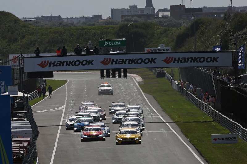 レース1のスタート。トップを走るティモ・グロック選手（BMW Team RMR）