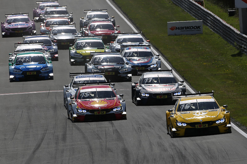 レース1のスタート。トップを走るティモ・グロック選手（BMW Team RMR）