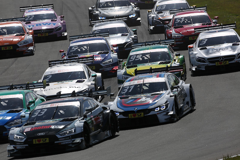 ひしめき合って1コーナーに飛び込む各マシン