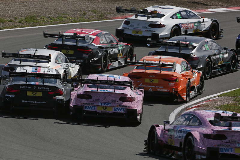 サイド・バイ・サイドでポジションを争うルーカス・アウアー選手（Mercedes-AMG DTM Team HWA）とブルーノ・スペングラー選手（BMW Team RBM）