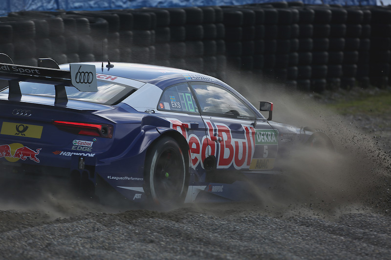 4周目の1コーナーでサンドトラップに入ってしまい、脱出するマティアス・エクストロム選手（Audi Sport Team Abt Sportsline）