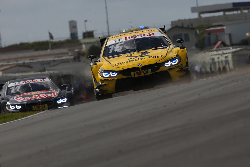 優勝したティモ・グロック選手（BMW Team RMR）、後ろは2位のマルコ・ウィットマン選手（BMW Team RMG）