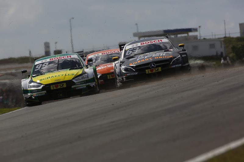 3位争いするアウディのマイク・ロッケンフェラー選手（Audi Sport Team Phoenix、左）とマルコ・エンゲル選手（Mercedes-AMG DTM Team HWA）、後ろはジェミー・グリーン選手（Audi Sport Team Rosberg）