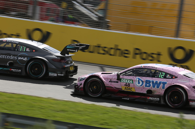 11位争いのロバート・ウィッケンス選手（Mercedes-AMG DTM Team HWA、左）とエドアルド・モルタラ選手（Mercedes-AMG DTM Team HWA、右）のメルセデス勢