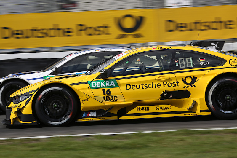 指サインで互いの健闘を称える優勝したティモ・グロック選手（BMW Team RMR）と3位のマキシム・マルタン選手（BMW Team RMR）