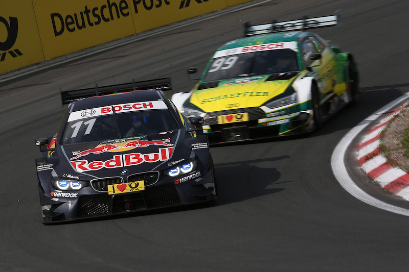 終盤、トップを走るBMWのマルコ・ウィットマン選手（BMW Team RMG）と、2位を走るアウディのマイク・ロッケンフェラー選手（Audi Sport Team Phoenix）