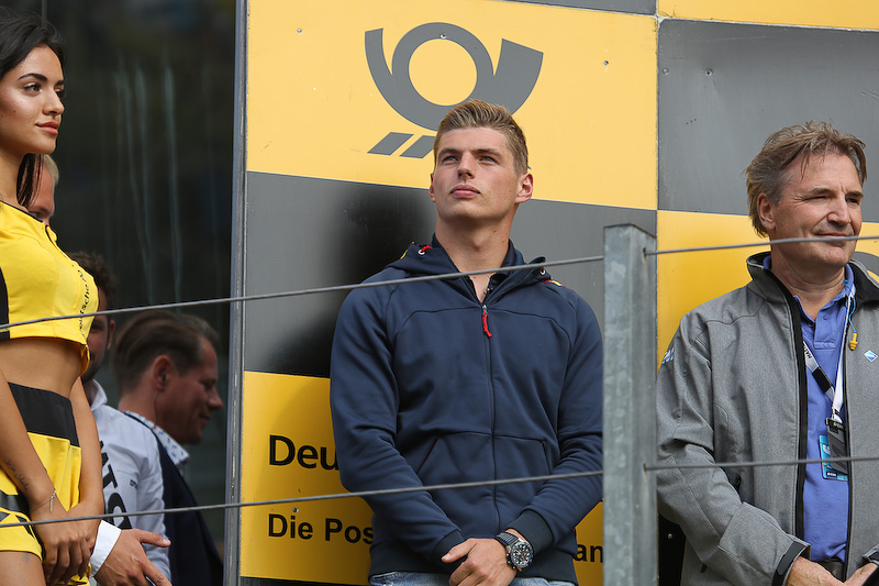 レース2で優勝トロフィーのプレゼンターを務めたマックス・フェルスタッペン氏