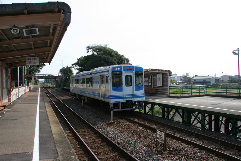 鈴鹿サーキット稲生駅は普段は1時間1本の無人駅だが、グランプリ期間中は上下線合わせて毎日30～50本の臨時列車が利用できる