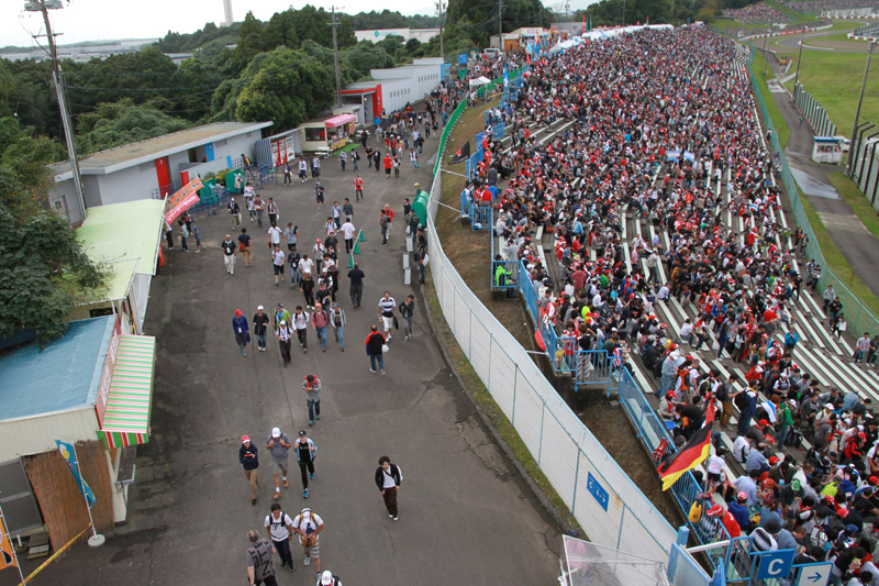 チェッカー後に帰路につく人もいるし、スタンドで表彰式を待つ人もいる。撮影時刻は15時32分
