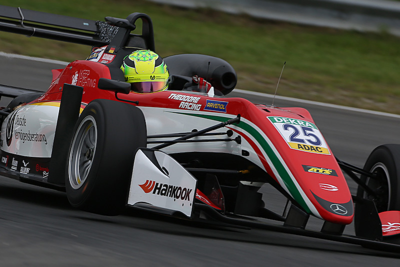 片輪を上げて走行するミック・シューマッハ選手