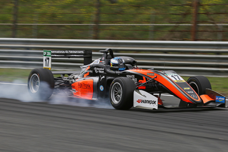 ブレーキングでタイヤスモークを上げるハリソン・ニューウェイ選手