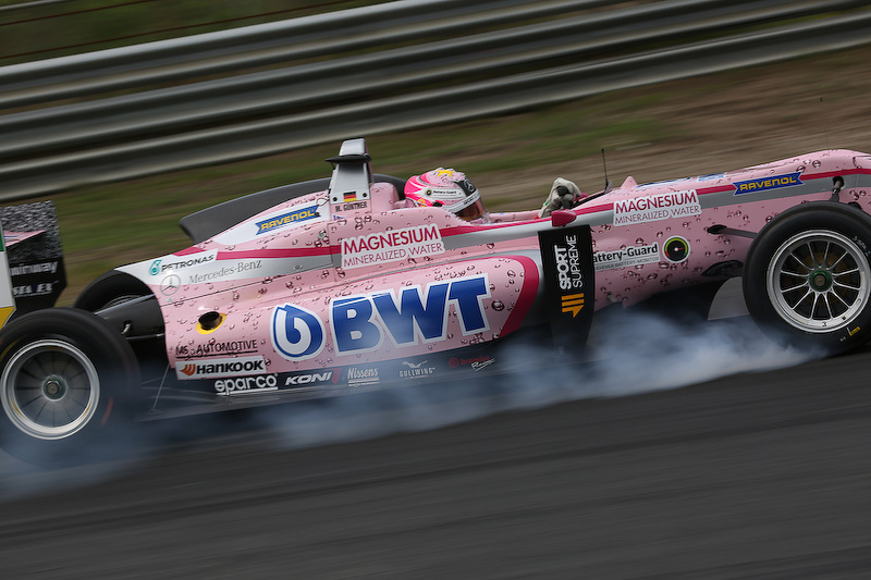 今大会からマシンのカラーリングを一新。フリー走行のブレーキングでタイヤスモークを上げるマキシミリアン・グンター選手