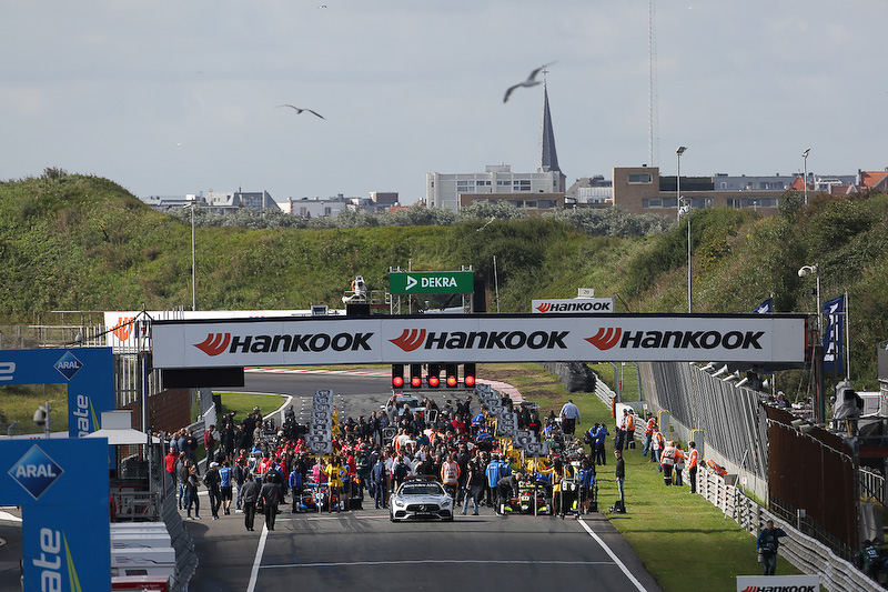 ランド・ノリス選手を先頭に、レース1のスタート