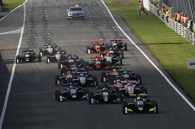 ランド・ノリス選手を先頭に、レース1のスタート