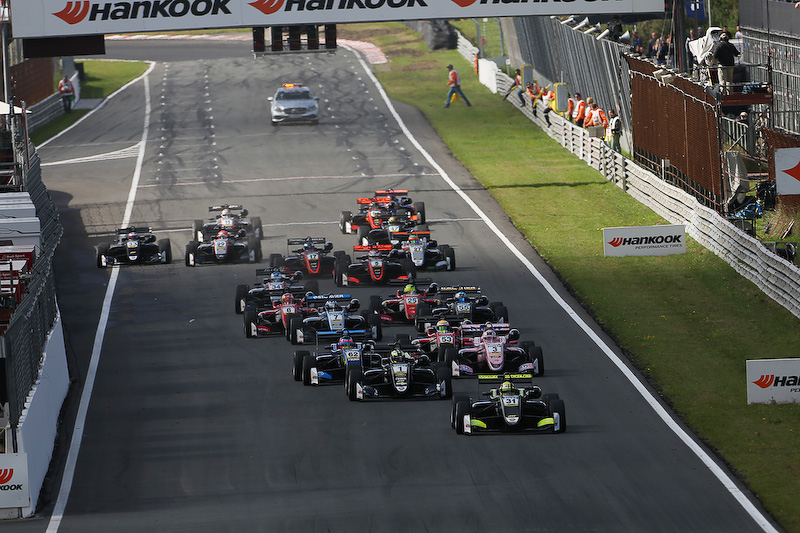 ランド・ノリス選手を先頭に、レース1のスタート