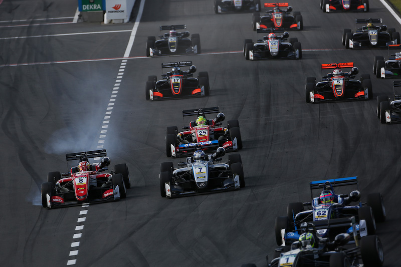 スタート直後の1コーナで8号車のガン・ユーゾ選手（Prema Powerteam）が激しいブレーキングをしながらインから進入