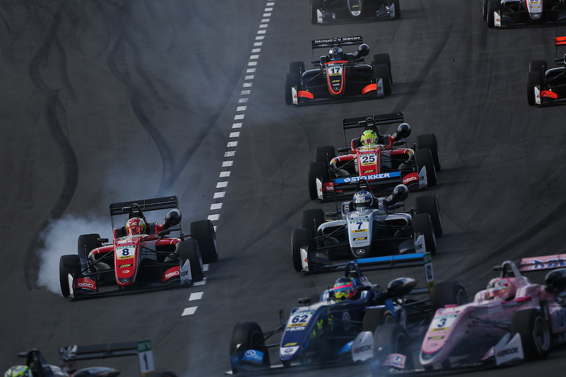 スタート直後の1コーナで8号車のガン・ユーゾ選手（Prema Powerteam）が激しいブレーキングをしながらインから進入