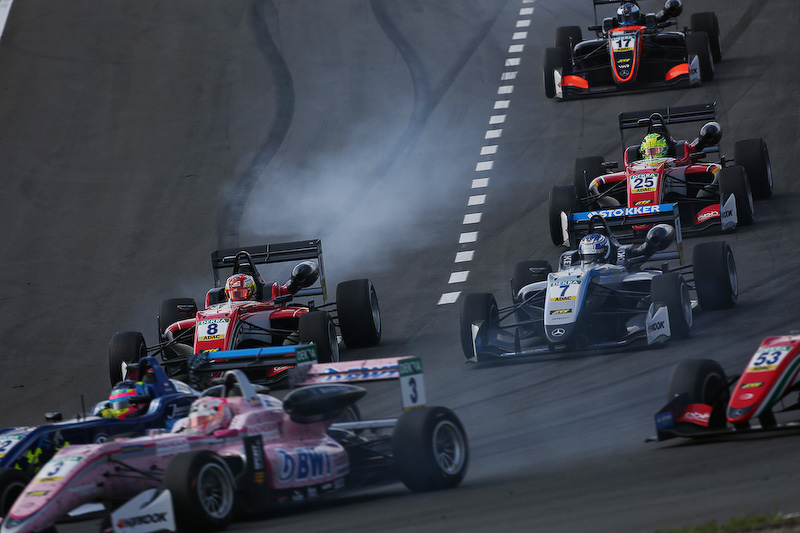 スタート直後の1コーナで8号車のガン・ユーゾ選手（Prema Powerteam）が激しいブレーキングをしながらインから進入