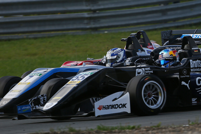 7号車のラルフ・アロン選手、55号車のダビッド・ベックマン選手、ガン・ユーゾ選手が3台横並びで1コーナーに進入