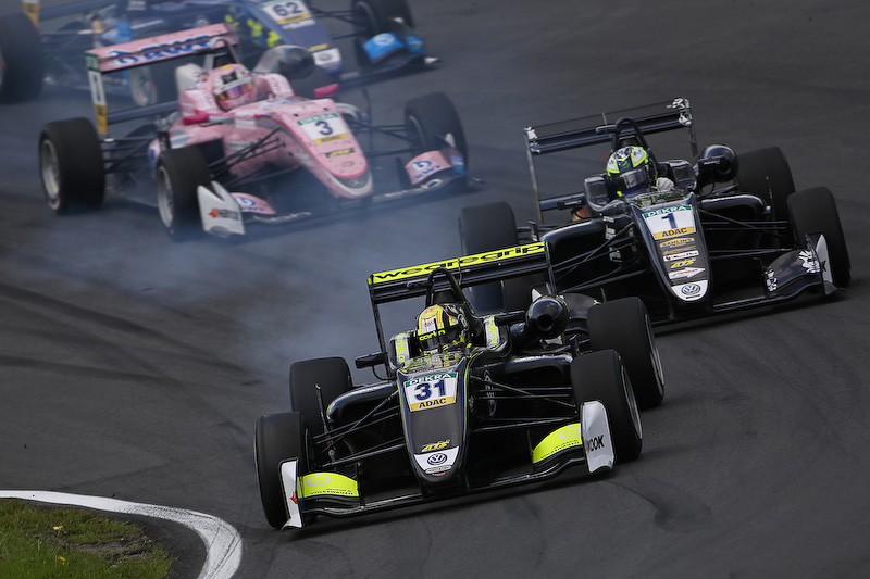 再スタートの1コーナー手前のブレーキングで、1号車のジョエル・エリクソン選手を抑える31号車のランド・ノリス選手