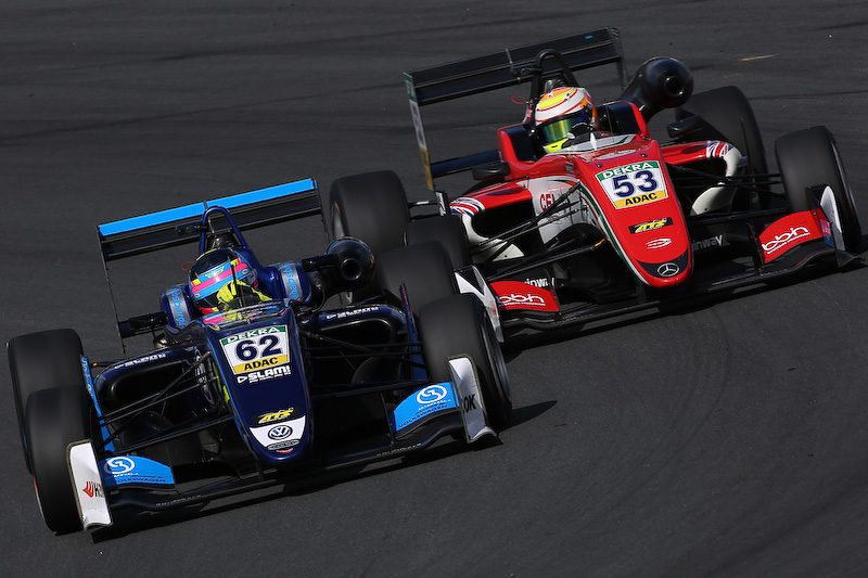 62号車のフェルディナンド・ハブスブルグ選手と53号車のカリウム・イロット選手のサイド・バイ・サイドのバトル