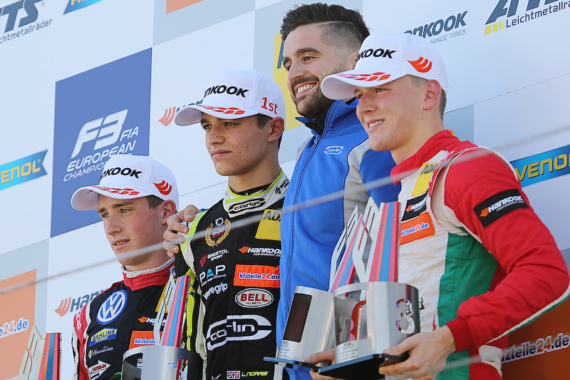 左から2位のジョエル・エリクソン選手、優勝のランド・ノリス選手、1人置いて3位のマキシミリアン・グンター選手