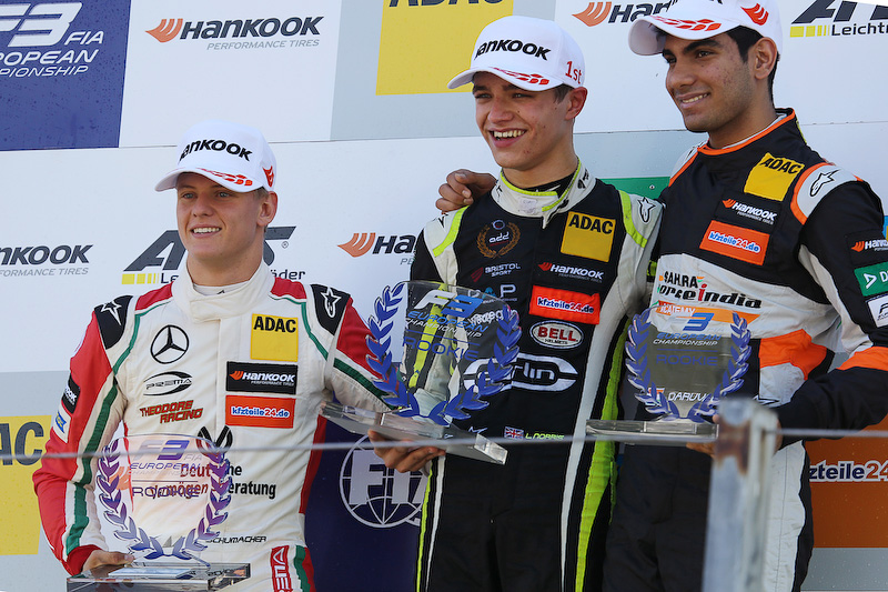 ルーキーチャンピオンシップ。左から2位のミック・シューマッハ選手、優勝のランド・ノリス選手、3位のジェハン・ダルバラ選手