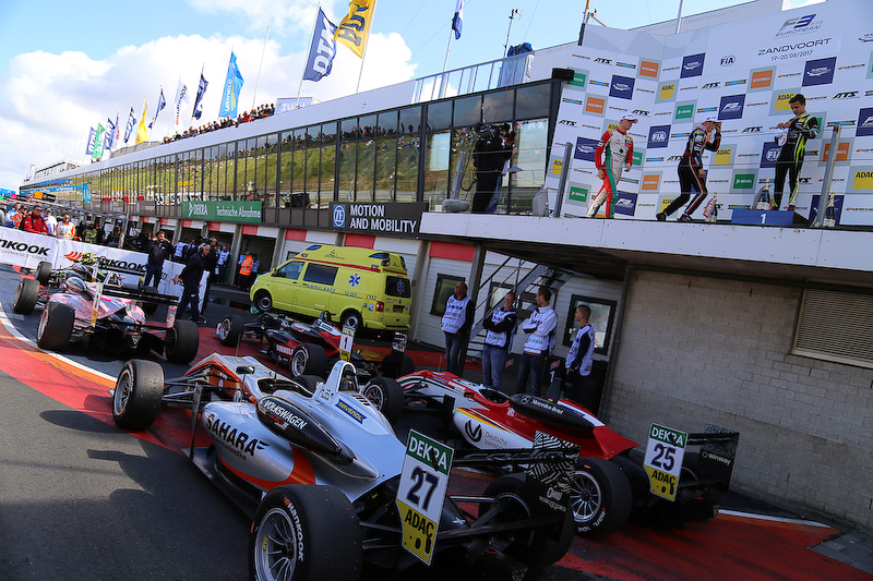 ルーキーチャンピオンシップの表彰台とパルクフェルメ