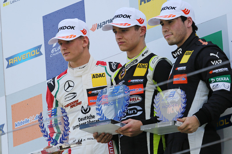 ルーキーチャンピオンシップ。左から2位のミック・シューマッハ選手、優勝のランド・ノリス選手、3位のジョエイ・マウソン選手