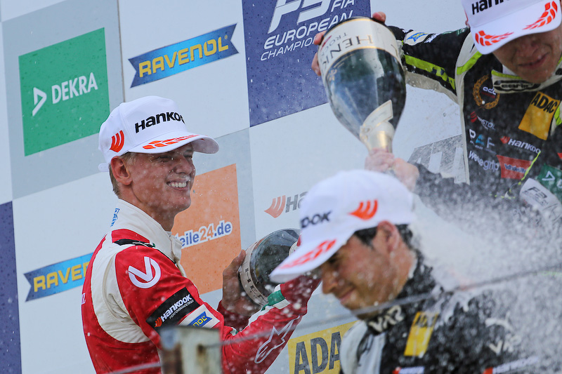 ルーキーチャンピオンシップの表彰台でシャンパンファイトするミック・シューマッハ選手ら