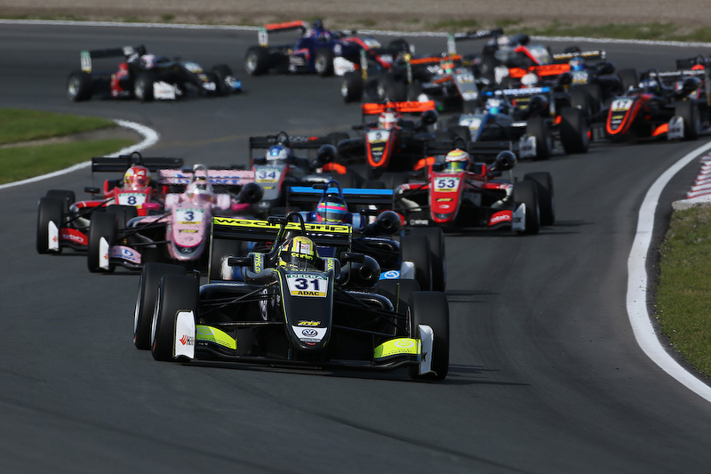 レース3のスタート、先頭はランド・ノリス選手（31号車）