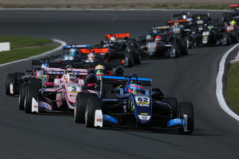 ランド・ノリス選手を追う3号車のマキシミリアン・グンター選手