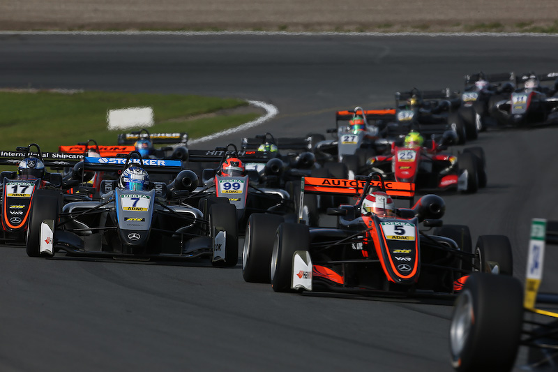 7号車のラルフ・アロン選手ら中盤グループ