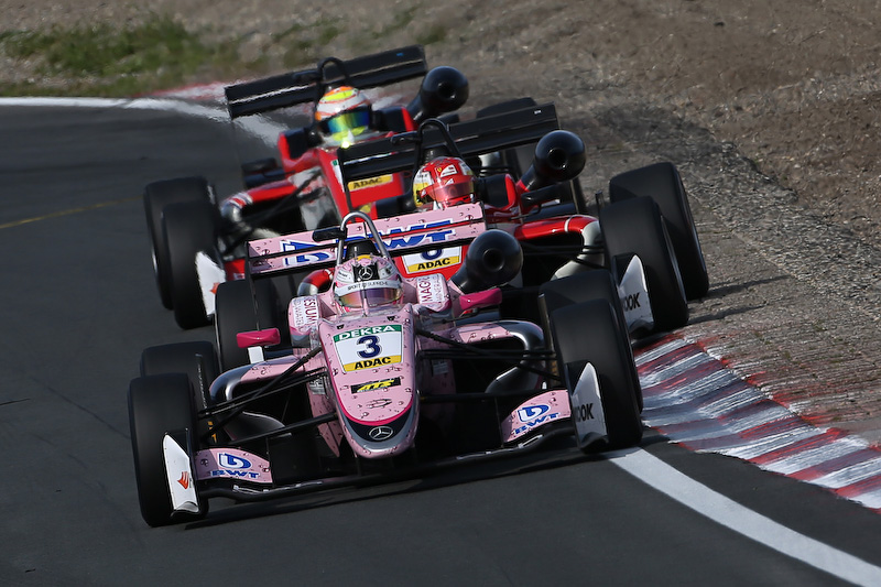 ランド・ノリス選手を追うマキシミリアン・グンター選手（3号車）ら