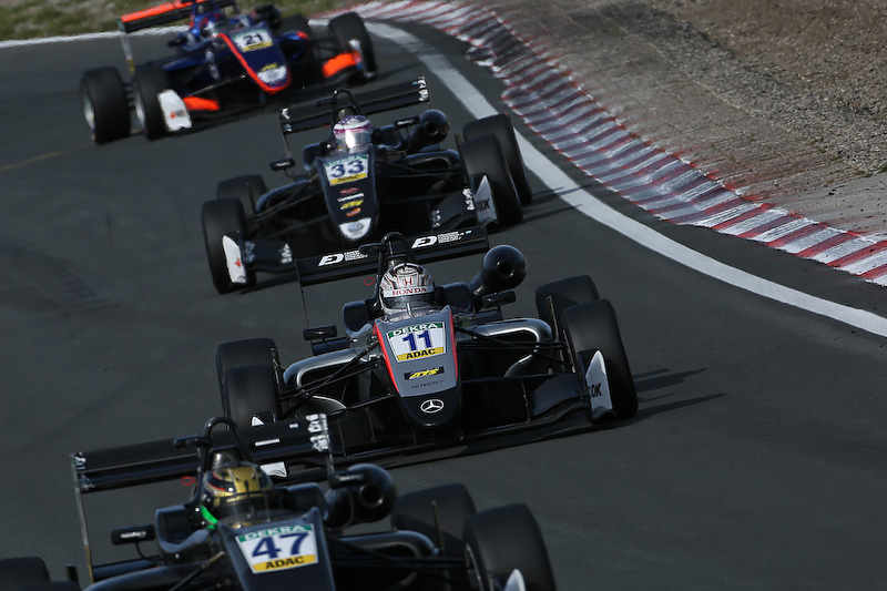 11号車の牧野任祐選手、33号車の佐藤万璃音選手