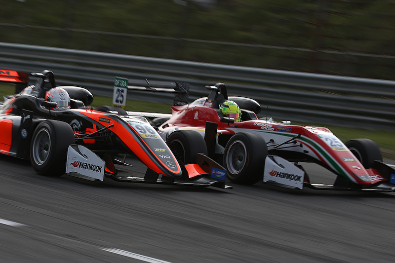 ジョエイ・マウソン選手（左）とミック・シューマッハ選手のバトル