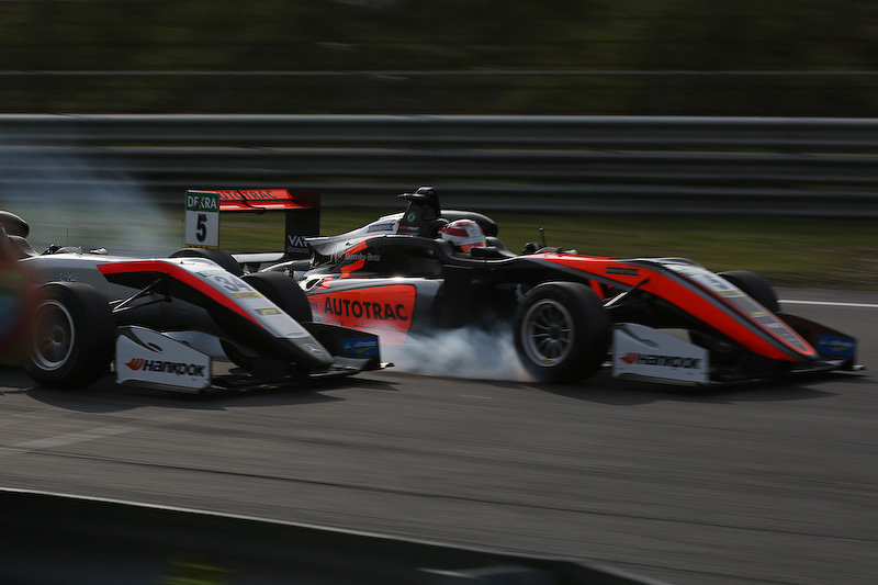 ブレーキングバトルで白煙を上げる5号車のペドロ・ピケ選手