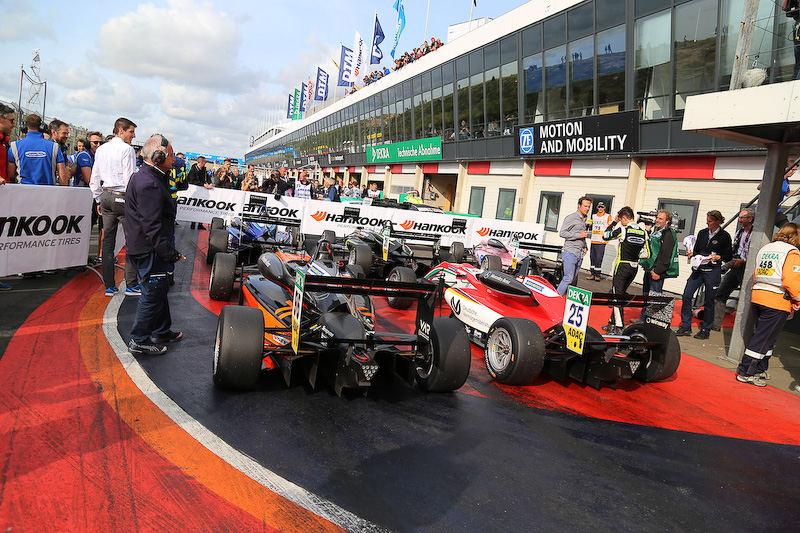 ルーキーチャンピオンシップの表彰台のパルクフェルメ