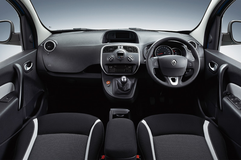 インパネシフトの6速MTを採用