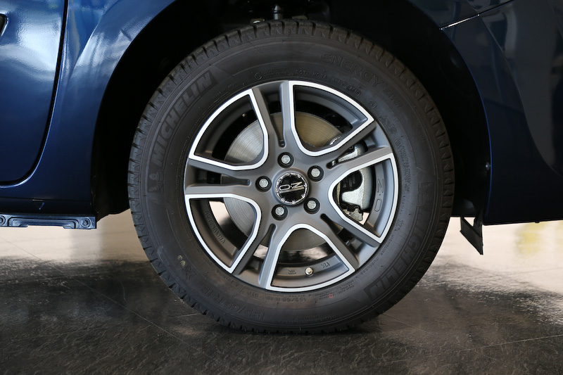 O・Z製の専用15インチアロイホイール「Adrenalina」、ハイクオリティサウンドシステム「FOCAL Music Premium」、「マルチルーフレール」の3点を特別装備するカングー S MT。ボディサイズは4280×1830×1810mm（全長×全幅×全高）、ホイールベースは2700mm