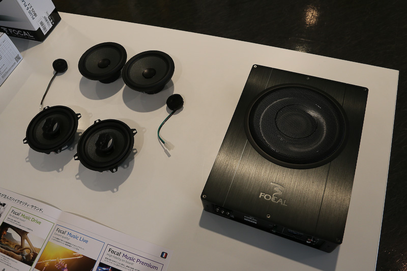 O・Z製の専用15インチアロイホイール「Adrenalina」、ハイクオリティサウンドシステム「FOCAL Music Premium」、「マルチルーフレール」の3点を特別装備するカングー S MT。ボディサイズは4280×1830×1810mm（全長×全幅×全高）、ホイールベースは2700mm