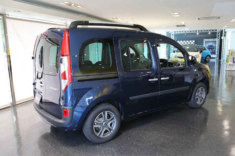 O・Z製の専用15インチアロイホイール「Adrenalina」、ハイクオリティサウンドシステム「FOCAL Music Premium」、「マルチルーフレール」の3点を特別装備するカングー S MT。ボディサイズは4280×1830×1810mm（全長×全幅×全高）、ホイールベースは2700mm